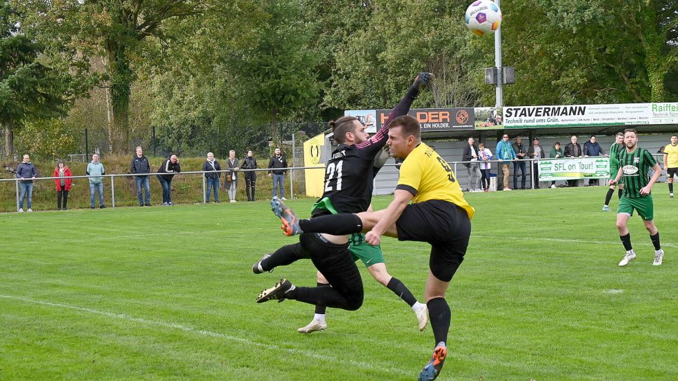 Larrelts Torhüter Keno Schmidchen faustet in dieser Szene den Ball weg. Foto: Steenhoff