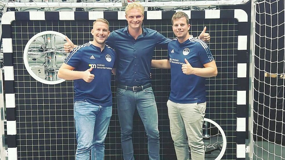 Drei unten, drei oben, vierDaumen hoch: Stefan Siebolds (links) und sein Begleiter Jens Schipper (rechts) posieren mit Ruder-Weltmeister Oliver Zeidler vor der ZDF-Torwand. Foto: Privat