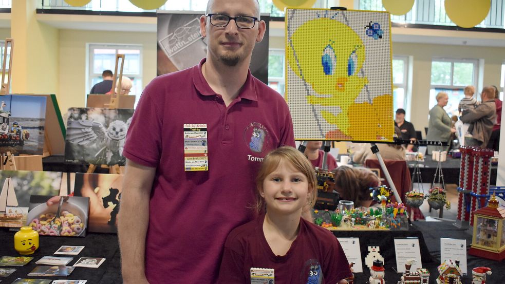 Tommy Rothkopf und seine Tochter Nike haben ein gemeinsames Hobby: Lego-Bauen. Foto: Buntjer
