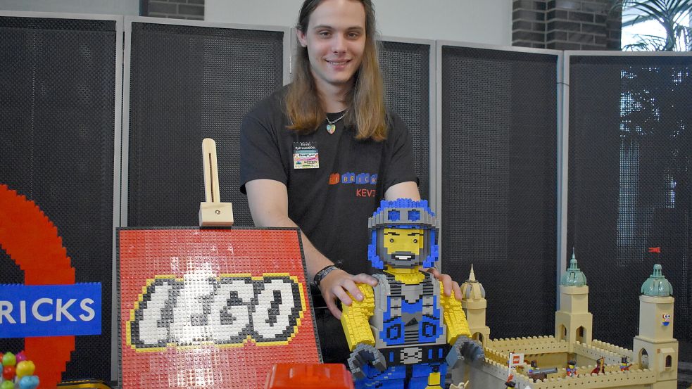 Kevin Hellemons (21) aus Meppen ist begeisterter Lego-Bauer. Foto: Buntjer