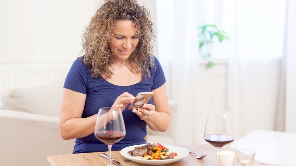 Bewusst genießen: Beim Essen hat das Handy Pause. Foto: Christin Klose/dpa-tmn