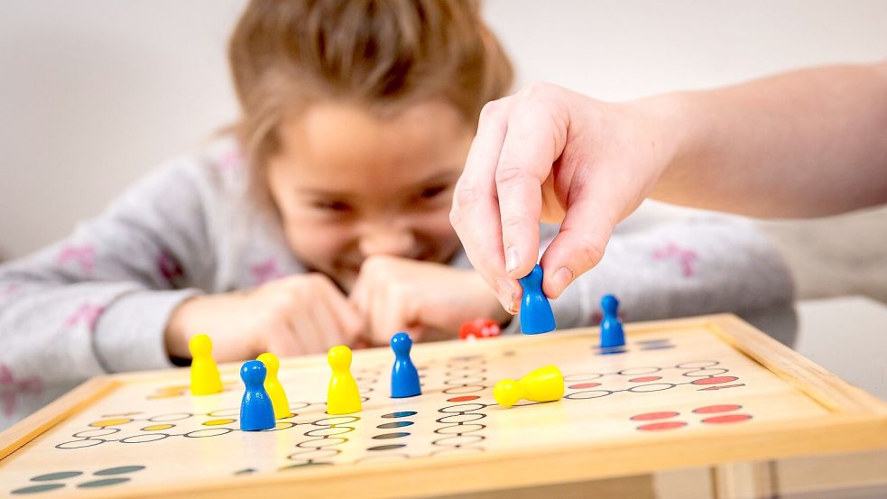 Kinder lernen bei Gesellschaftsspielen mit Frustration umzugehen. Foto: Benjamin Nolte/dpa-tmn