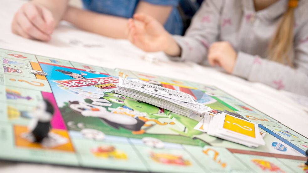 Bei Monopoly Junior lernen Kinder ganz spielerisch den Umgang mit Geld und Zahlen. Foto: Benjamin Nolte/dpa-tmn