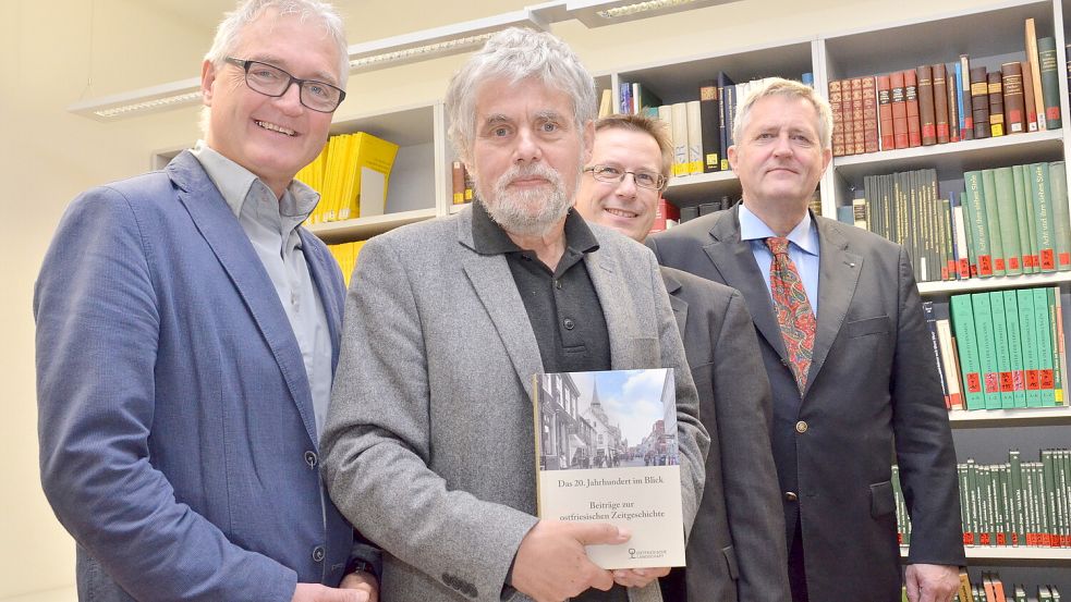 Der 65. Geburtstag von Prof. Dr. Bernhard Parisius (vorne mit Buch), gleichzeitig sein Eintritt in den Ruhestand, war Anlass für eine Publikation, die mit dem Leiter der Landschaftsbibliothek, Dr. Paul Weßels (von links), dem neuen Leiter des Landesarchivs, Dr. Michael Hermann, und Dr. Walter Schulz (Gerhard-ten-Doornkaat-Koolman-Stiftung) vorgestellt wurde. Archivfoto: Fiks