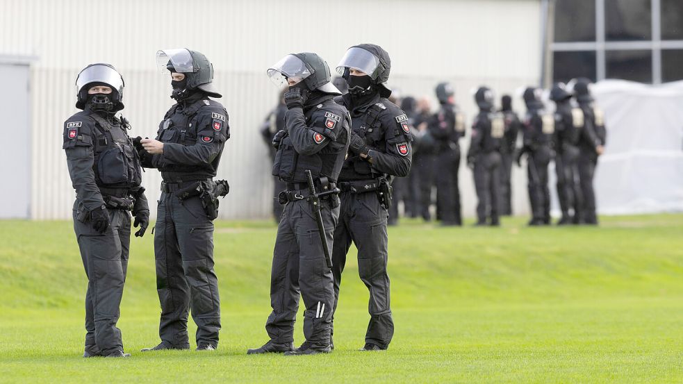 Dutzende Polizisten waren rund um die Partie vorsorglich im Einsatz. Foto: Doden/Emden