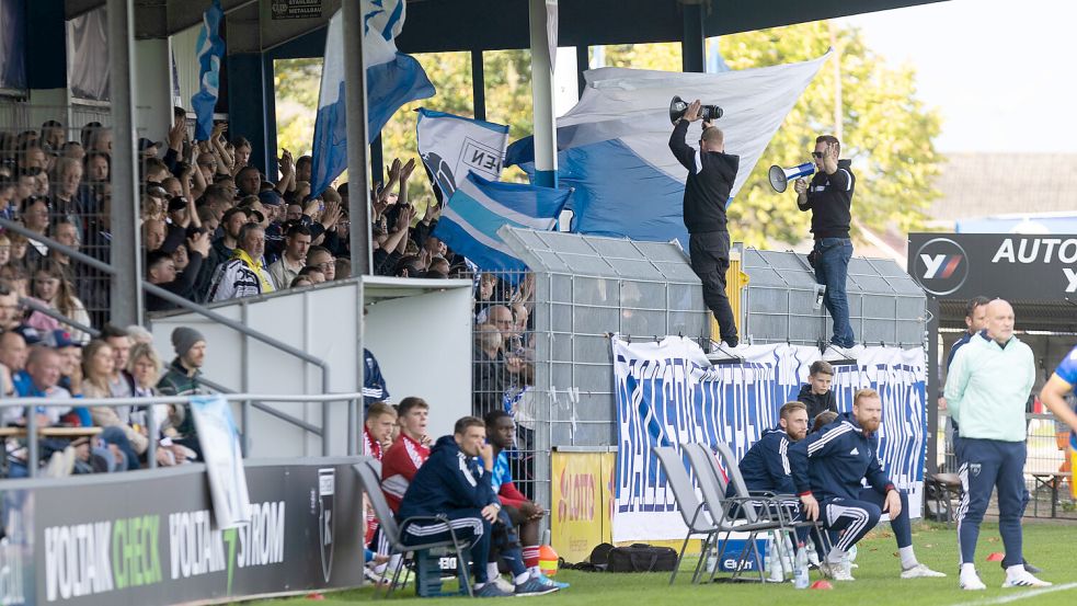 Tolle Kulisse und tolle Stimmung: So viele Zuschauer kamen zuletzt vor zwölf Jahren zu einem Pflichtspiel. Foto: Doden/Emden