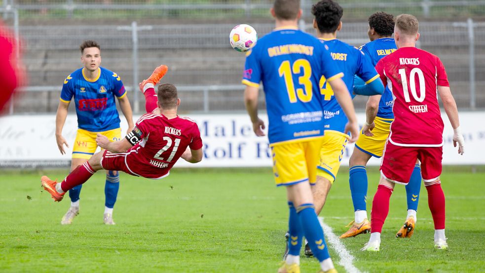Flug ins Glück: Tido Steffens ist zum Fallrückzieher abgehoben - und trifft. Foto: Doden/Emden