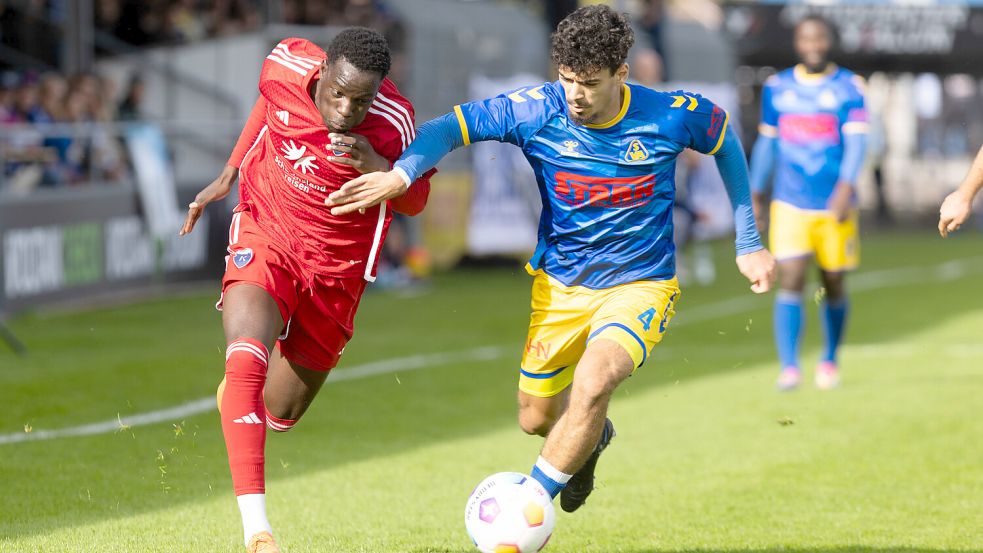 Andre Ndiaye (links) zeigte eine starke Leistung. Erst spielte er rechts offensiv, nach der Engel-Auswechslung Rechtsverteidiger. Foto: Doden/Emden
