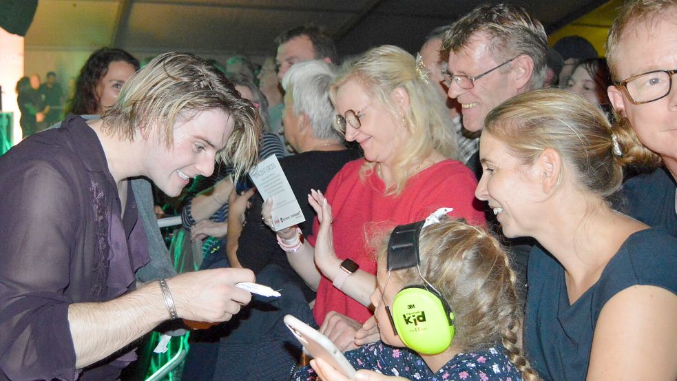 Nach seinem Auftritt nahm sich der Schweizer Vincent Gross Zeit und ging vor die Bühne und erfüllte Autogrammwünsche und machte mit seinen Fans Bilder. Foto: Weers