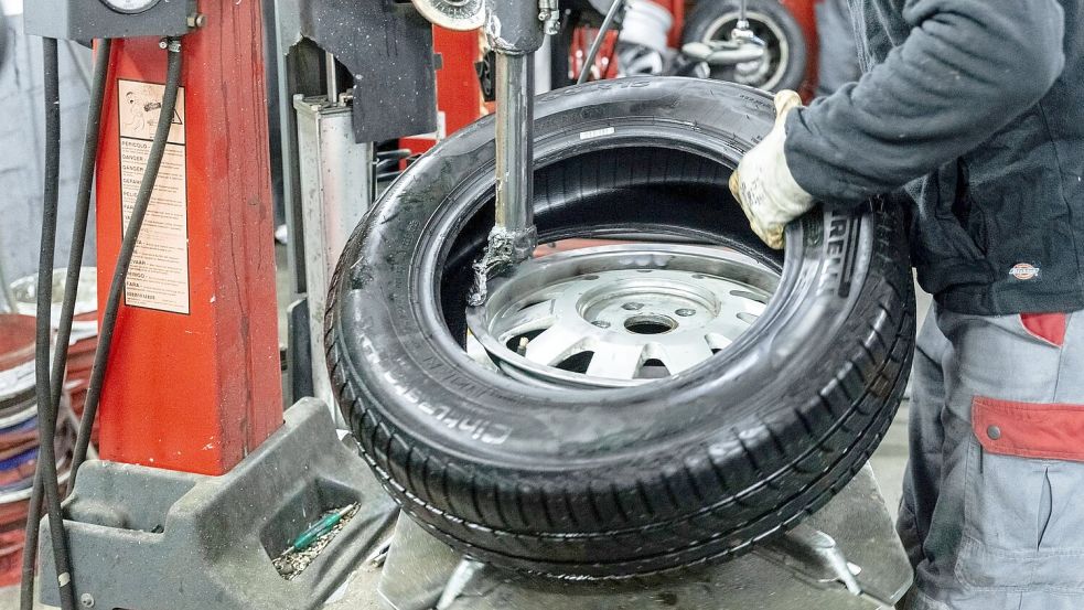 Das Auswuchten der Reifen ist nur in der Werkstatt mit entsprechendem Gerät möglich. Foto: Markus Scholz/dpa-tmn