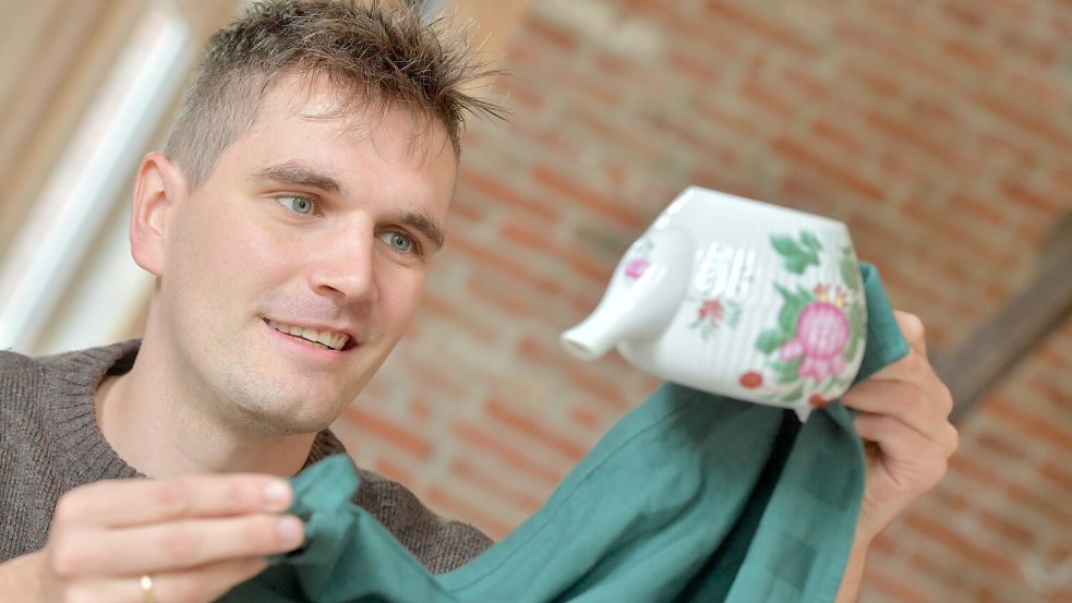 Ab dem 24. November erweckt Eike Schmidt unter anderem ein ganzes Teeservice zum Leben. Dann startet das Theater Lazarett in Aurich. Foto: Ortgies