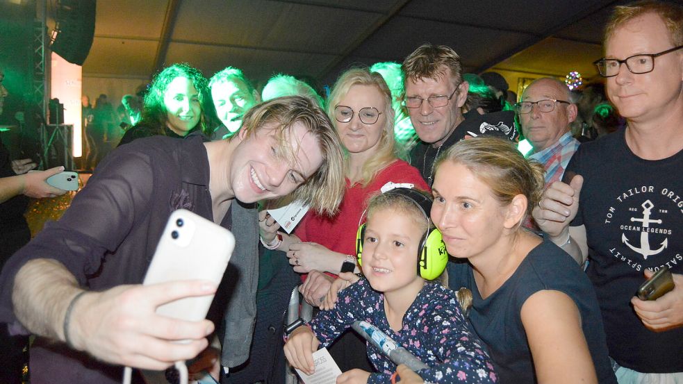 Vincent Gross gab nach seinem Auftritt Autogramme und ließ sich mit seinen Fans fotografieren. Foto: Ammermann