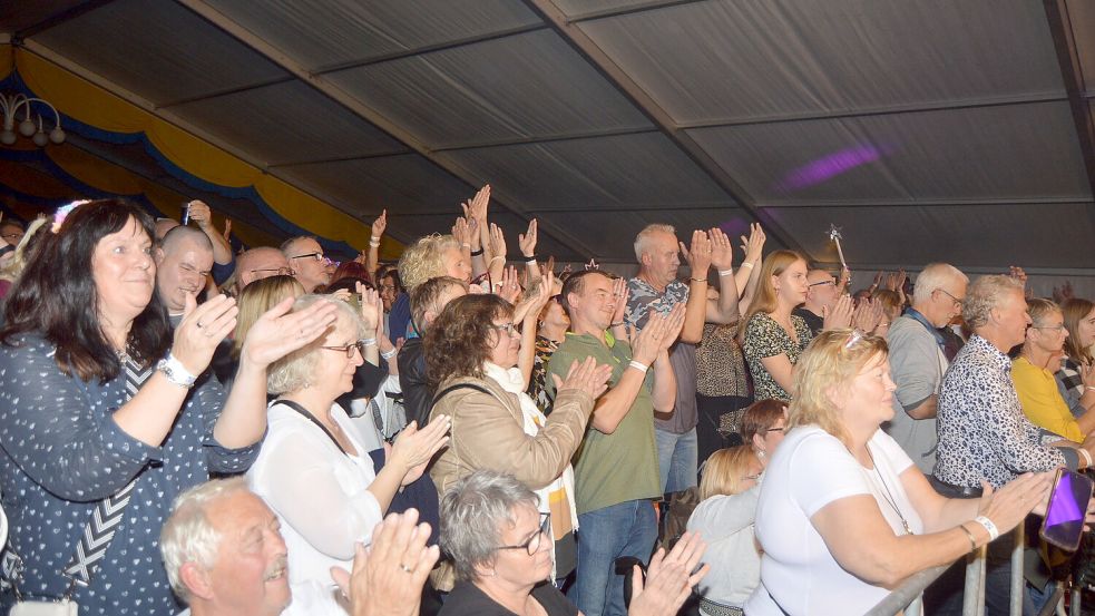 Die Zuschauer genossen das Konzert. Immer wieder gab es für die Interpreten viel Applaus. Foto: Weers