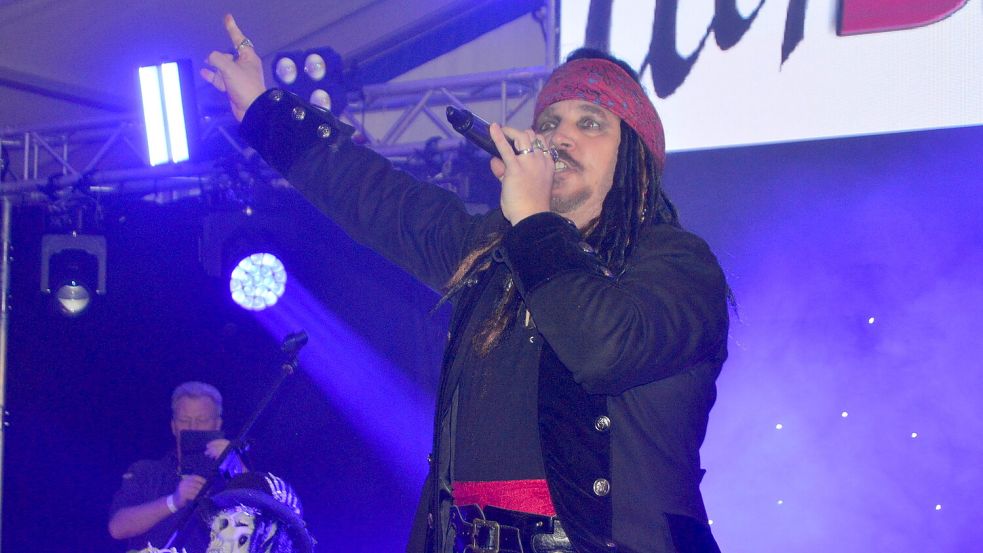 Erfolgreich war das Duo „Speed Beats“ aus Berumbur. Als Piraten verkleidet nahmen die Musiker die Zuschauer mit auf eine musikalische Reise mit bekannten Tanz- und Mitsingliedern. Foto: Weers