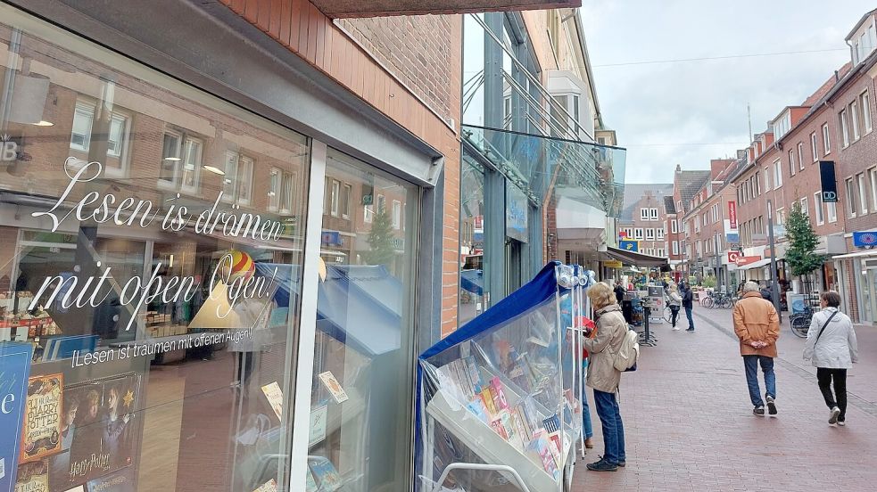 „Lesen is drömen mit open Ogen“ steht auf der Fensterscheibe der Buchhandlung Lesezeichen. Foto: Hanssen