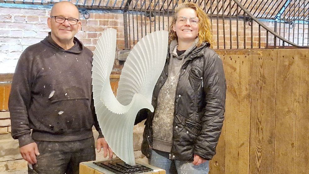 In der Galerie in der Scheune des denkmalgeschützten Gulfhofs in Coldam stehen immer noch die Glaskunstwerke von Gemma und Vincent van Leeuwen. Foto: Gettkowski
