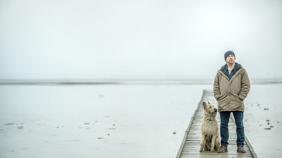 Sörensen (Bjarne Mädel) hat nicht viele Freunde, aber Hund Cord hält zu ihm. Foto: NDR Presse und Information