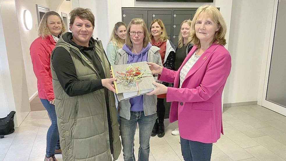 Melanie Remijn und Stefanie Doolmann, Elternvertreterinnen aus Loquard und Greetsiel (vorne, von links) haben Bürgermeisterin Hilke Looden die Unterschriften überreicht. Foto: Weiden