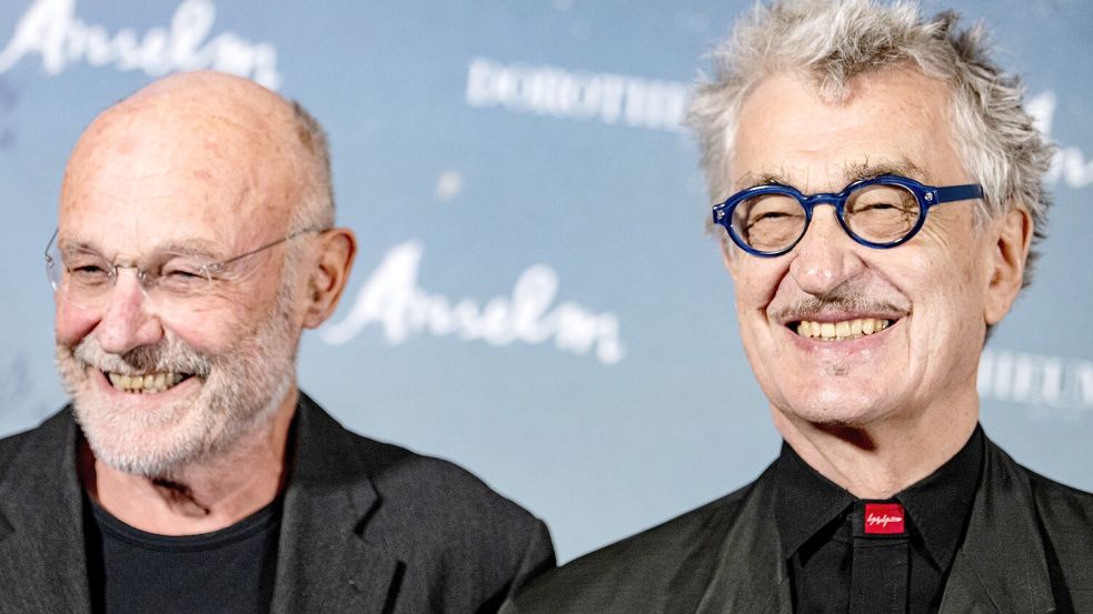 Anselm Kiefer (l), Künstler, und Wim Wenders, Regisseur, stehen bei der Deutschland-Premiere des Films «Anselm - Das Rauschen der Zeit» auf dem Roten Teppich. Foto: picture-alliance/dpa