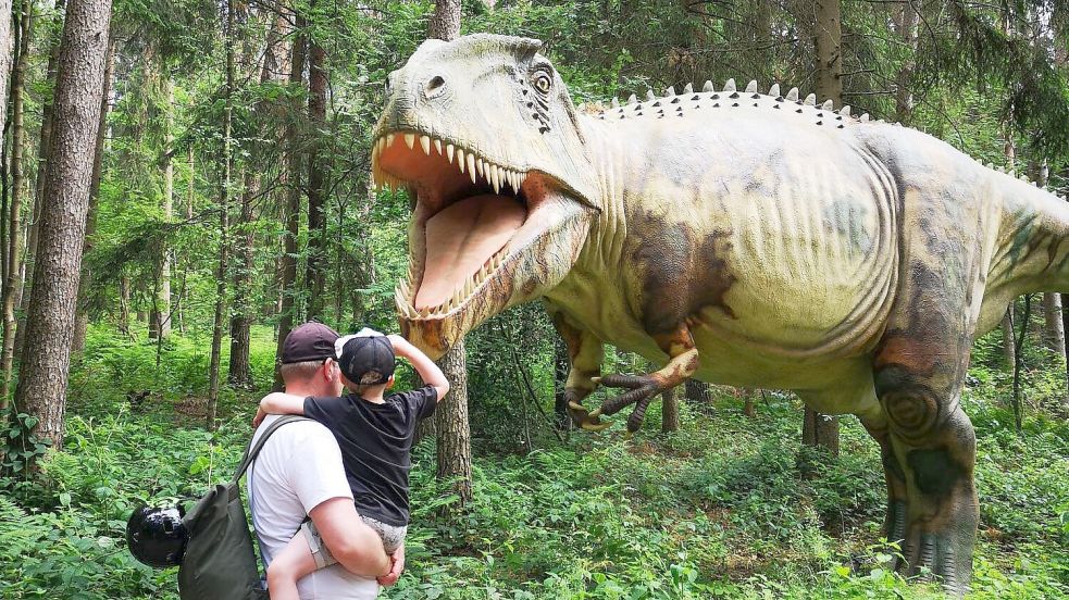 Oh oh, der ist aber riesig! Diese Nachbildung eines Raubsauriers steht im Freilichtmuseum in Münchehagen. Foto: Hanssen