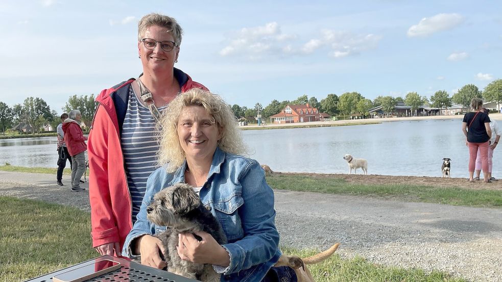 Maike Neemann (links) und Melanie Baumann haben sich für einen barrierefreien Hundestrand am Ihler Meer eingesetzt. Foto: Archiv/Boschbach