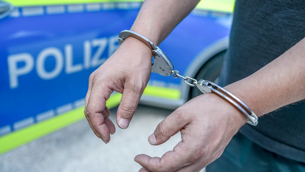 Bei einer Razzia in Bremen und umzu sind am Dienstag sieben mutmaßliche Betrüger festgenommen worden. Foto: imago images / onw-images