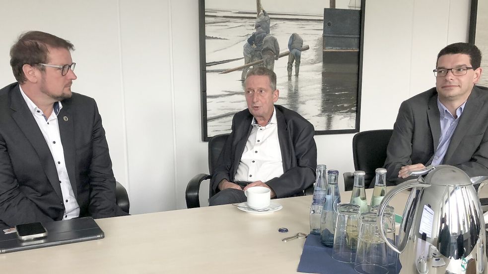 Düstere Minen: Oberbürgermeister Tim Kruithoff (von links), Kämmerer Horst Jahnke und Michael Sommer aus der Finanzverwaltung stellten den Haushaltsentwurf der Presse vor. Foto: H. Müller