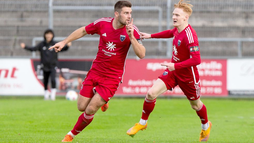 Tido Steffens (links) schoss für Kickers Emden das 1:0. Foto: Doden/Emden