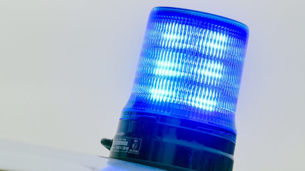 Der betrunkene 50-Jährige fuhr mit eingeschaltetem Blaulicht auf dem Dach und stoppte einen anderen Autofahrer. Foto: DPA
