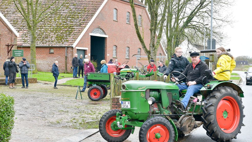 Beim Apfelfest in Campen können Kinder unter anderem auf Treckern mitfahren. Foto: Archiv