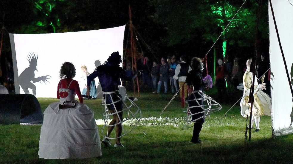 „Lücht un Spööl“ wird wieder im Evenburg-Park veranstaltet. Dieses Mal geht es um das Thema „Wassermythen“. Foto: Stromann/Archiv