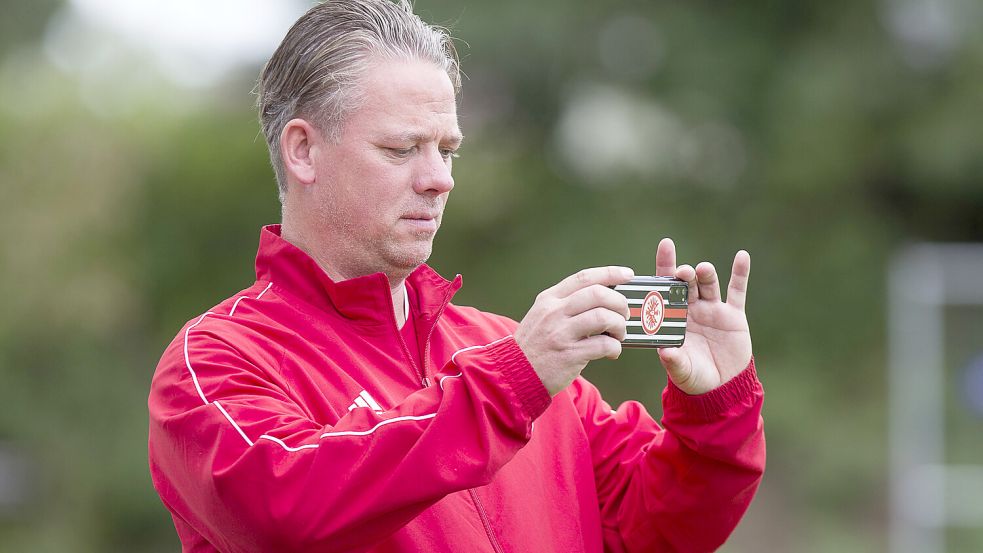 Tido Lienemann ist Trainer von Frisia Loga und will für Aufklärung sorgen, wie es zu den kuriosen Spielberichten im Internet kommt. Foto: Doden/Emden