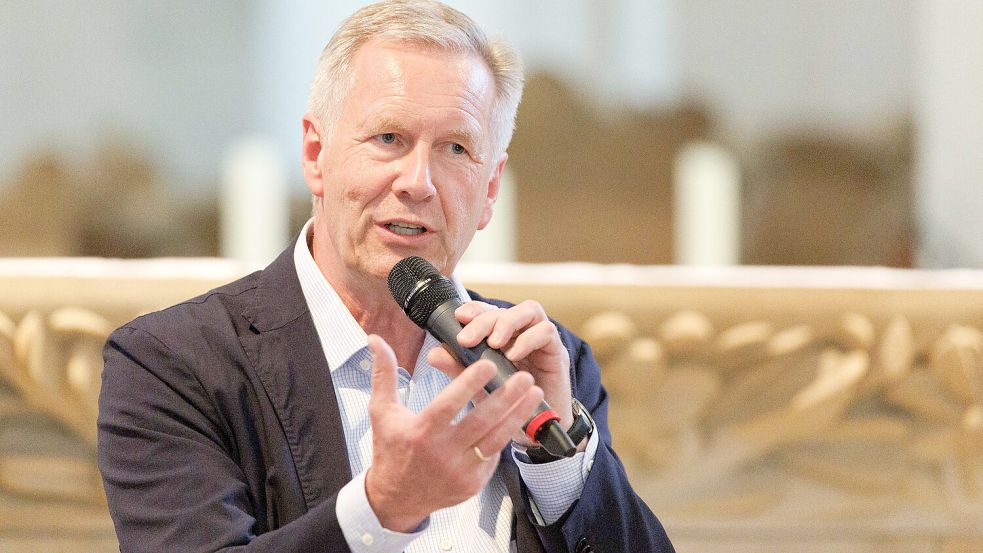 Der ehemalige Bundespräsident Christian Wulff kommt im Oktober nach Emden. Das Bild zeigt ihn bei einer Podiumsdiskussion beim ökumenischen Kirchentag im Juni 2023. Foto: Friso Gentsch/dpa