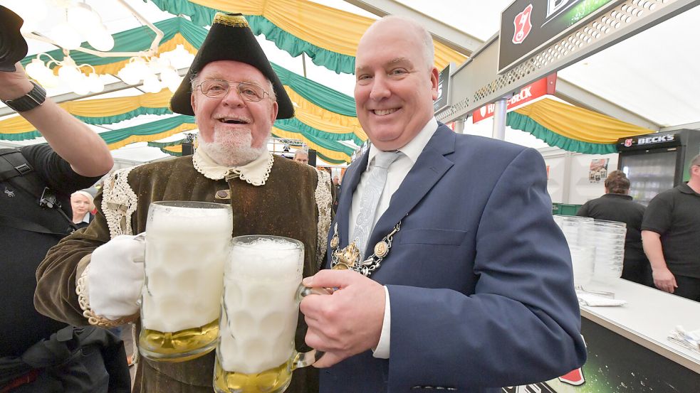 Bürgermeister Claus-Peter Horst brachte das Bier zum Strömen, dabei unterstützte ihn Ehrenherold Bodo Wolters, der das frühere Stadtoberhaupt Abraham Ehrenholtz darstellte. Foto: Ortgies