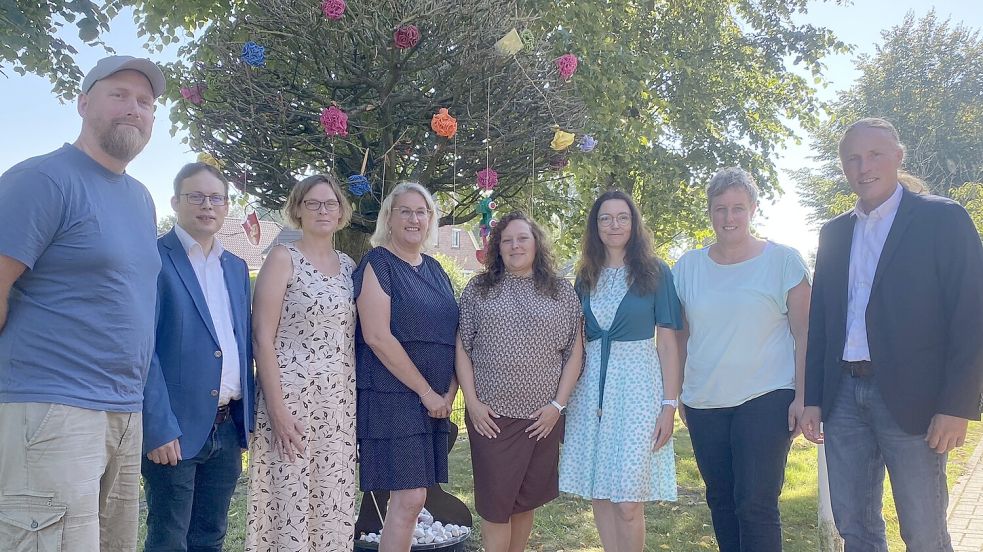 Mirco Christoffers (von links), Matthias von Prüssing, Katharina Kleemann, Petra Saathoff, Melanie Wiegmann, Tanja Schug, Sonja Ubben und Michael Müller positionieren sich für den Fachtag „Akzeptanz für klein auf!“. Foto: Löschen