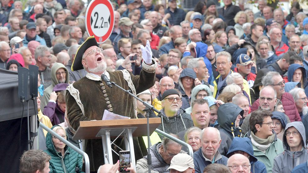 Seine Stimme kennen noch viele: Ehrenherold Bodo Wolters hatte dieses Mal einen Auftritt als Bürgermeister Abraham Ehrlenholtz. Foto: Ortgies