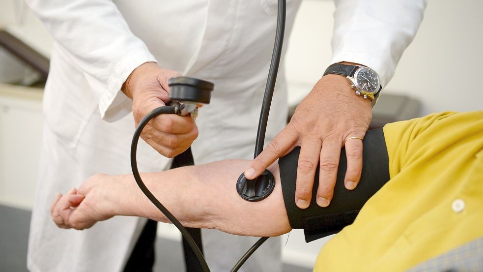 Ein Hausarzt misst in seiner Praxis einer Patientin den Blutdruck. Im Jahr 20235 werden in Deutschland rund 11.000 Hausärzte fehlen, so eine Berechnung der Robert-Bosch-Stiftung. Foto: Weißbrod/dpa