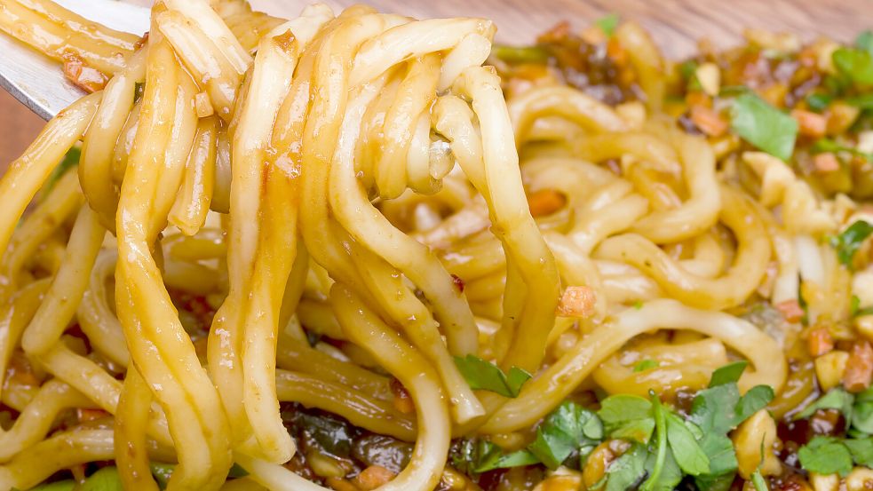 Nach Angaben der Verbraucherzentrale Hamburg enthalten die Erdnuss-Fertignudeln von Maggi keine Erdnüsse. Foto: imago images/Design Pics