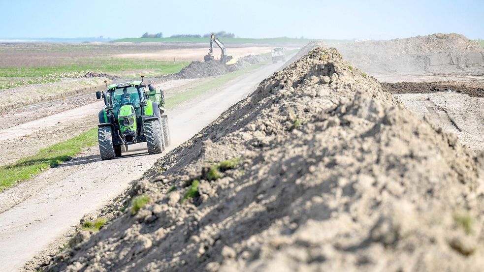 Der Deich zwischen Hamswehrum und Manslagt wurde in diesem Jahr erhöht. Foto: Schuldt/dpa