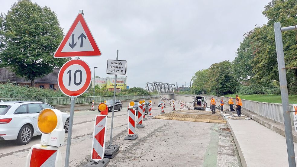 Es tut sich was an der Emder Trogstrecke. Arbeiter haben die Fahrbahn soweit vorbereitet, dass betoniert werden kann. Foto: Archiv