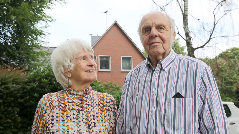 Sie wollen ihren Kindern und Enkeln eine lebenswerte Welt hinterlassen. Die Mini-Windkraftanlagen auf dem Dach im Hintergrund werden Herbert und Ingrid Oske dabei nicht unterstützen. Die drehen sich nicht einmal. Foto: Böning