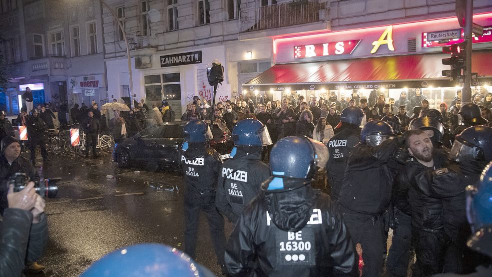 In Berlin-Neukölln hatten sich nach dem Angriff der radikalislamischen Hamas etwa 50 Menschen zu einer laut Polizei pro-palästinensischen Demo versammelt. Foto: dpa/Paul Zinken