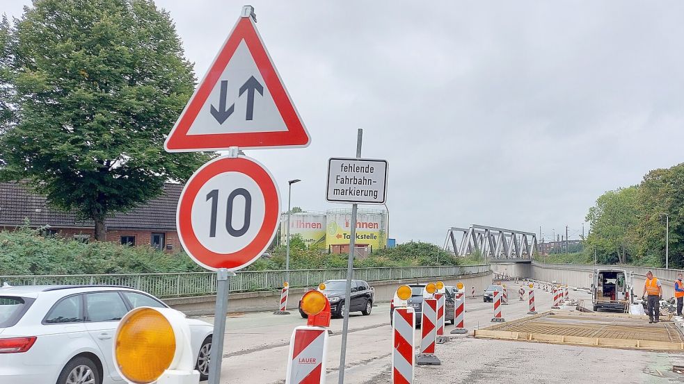 Auf der vielbefahrenen Emder Trogstrecke gilt nach wie vor Tempo 10. Foto: Hanssen/Archiv