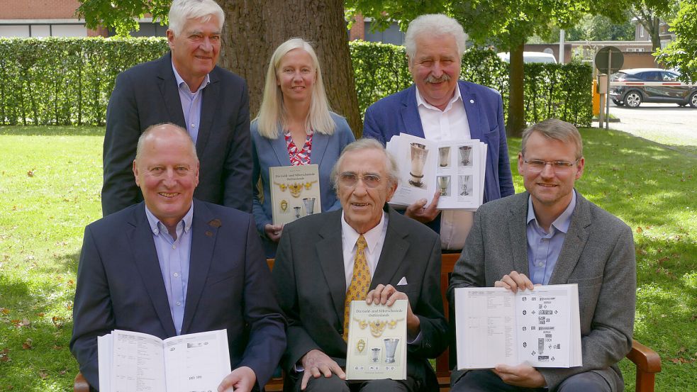 Sie haben das „Mammutwerk“ möglich gemacht: Autor Horst Arians (Bildmitte sitzend) mit den Sponsoren-Vertretern Bernd Böke (links sitzend, Hans-Heyo Prahm Stiftung), Dr. Claas Brons (Doornkaat-Stiftung) sowie Rico Meckelnburg (rechts stehend), Dr. Matthias Stenger (rechts sitzend) und Dr. Nina Hennig (Ostfriesische Landschaft). Foto: Jürgens