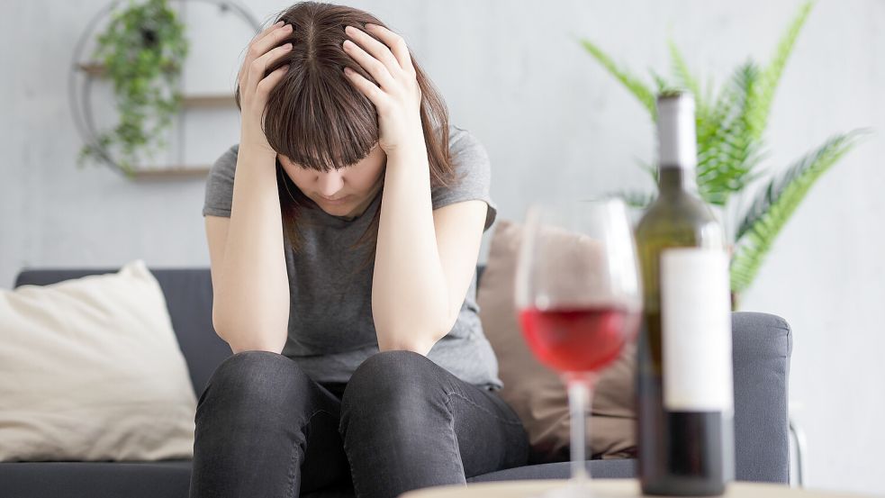 Trotz in der Regel kürzerer Zeiten exzessiven Alkoholkonsums, treten bei Frauen vergleichbare körperliche Schäden wie bei Männern auf. Foto: Colourbox/Di Studio