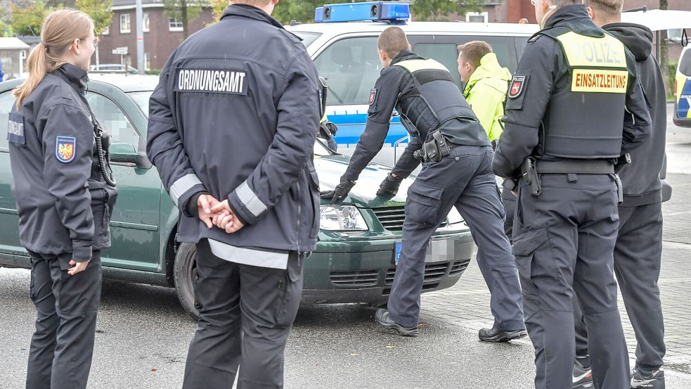 Aus Sicht der Behörden war die Großkontrolle an der Sparkassenarena ein voller Erfolg. Foto: Klaus Ortgies