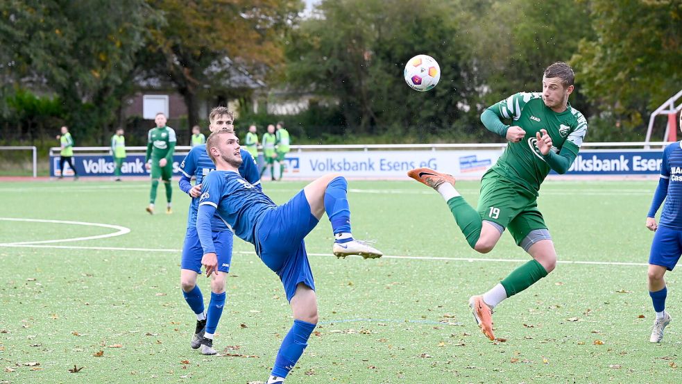 Mit der Einwechslung von Ben Smidt (links, war zuvor erkrankt) und Frank Til (daneben, war wochenlang verletzt) kam neuer Schwung ins TuS-Spiel. Foto: Steenhoff