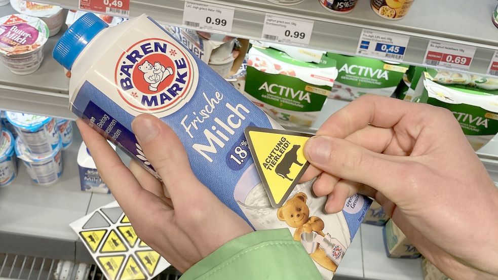 Aktivisten von Greenpeace haben am Samstag Produkte von Bärenmarke mit Warnhinweisen versehen. Foto: Greenpeace