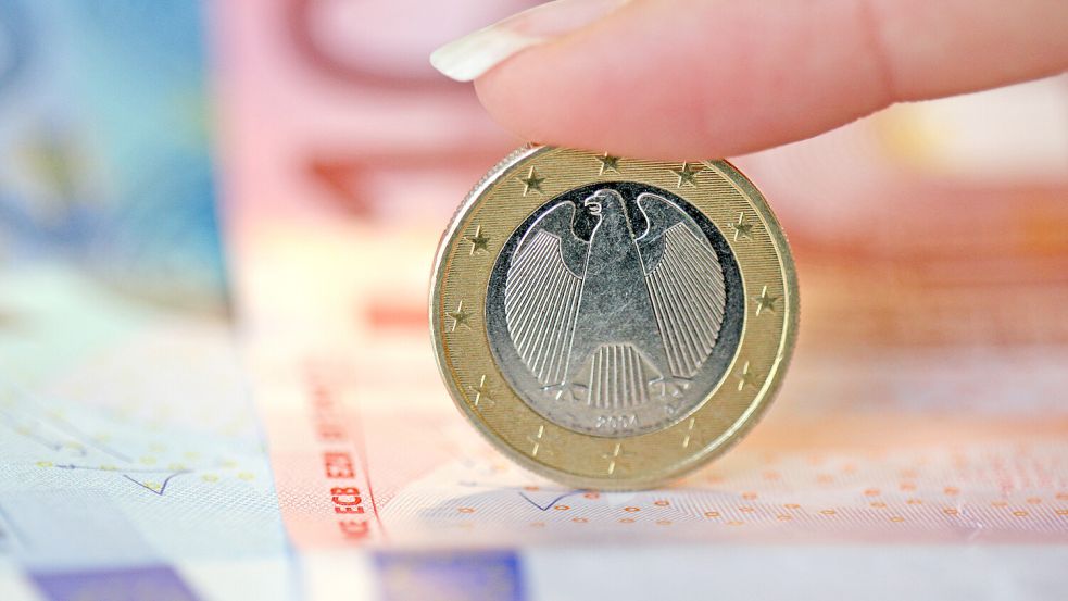 In Emden geht es um mehr als nur ein paar „Miese“. In den kommenden drei Jahren könnte sich das Defizit der Stadtkasse im dreistelligen Millionenbereich bewegen. Symbolfoto: DPA