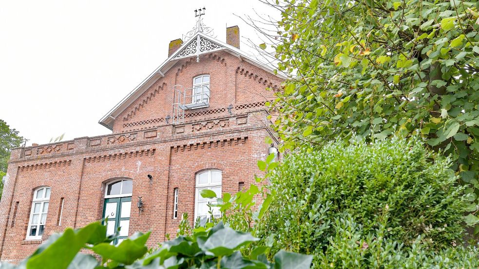 Die kunstvollen Details am Giebel des imposanten Gebäudes sind weithin sichtbar. Heute wird die Immobilie rein zu Wohnzwecken genutzt. Foto: Ortgies